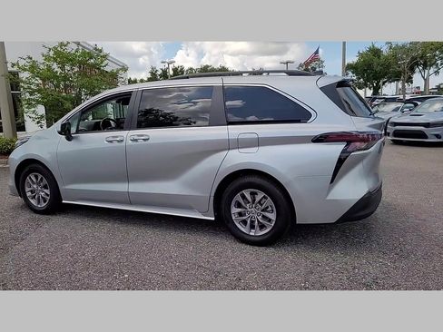 Used 2023 Toyota Sienna XLE image 20