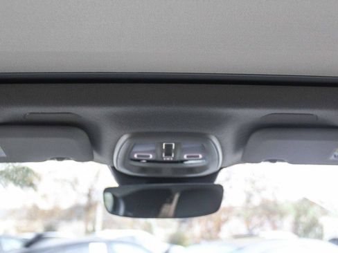 Used 2025 Volvo XC40 B5 Core image 19