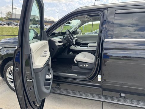 Used 2026 Lincoln Navigator Reserve AWD/4WD image 5