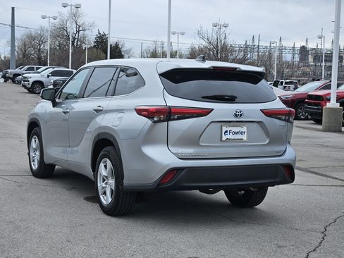 Used 2023 Toyota Highlander LE image 4