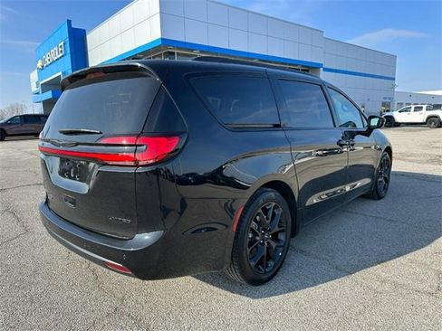 Used 2025 Chrysler Pacifica Limited image 7