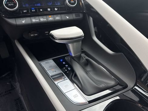Certified 2024 Hyundai Elantra Limited FWD image 19