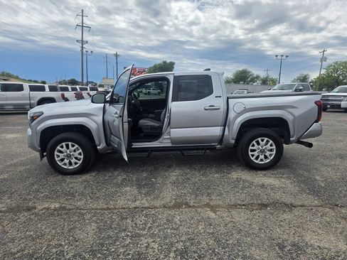 Used 2025 Toyota Tacoma SR5 image 9