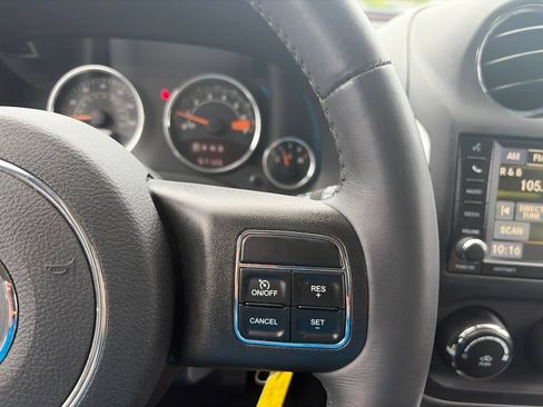 Used 2014 Jeep Compass Latitude FWD image 27