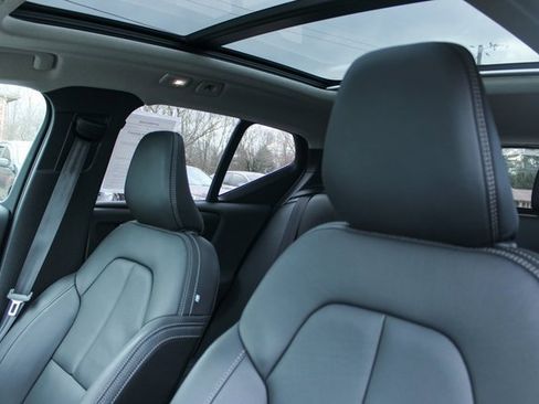 Used 2025 Volvo XC40 B5 Plus image 15