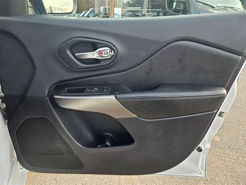 Used 2019 Jeep Cherokee Overland w/ Technology Group image 17