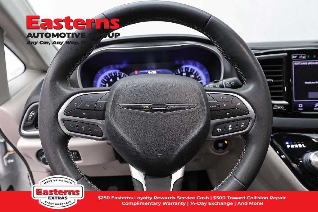 Used 2023 Chrysler Pacifica Touring-L FWD image 11