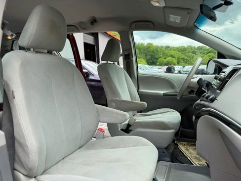 Used 2013 Toyota Sienna L FWD image 24