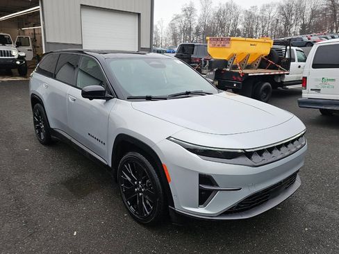 Used 2024 Jeep Wagoneer Launch Edition image 2