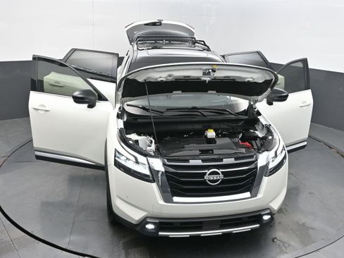Used 2024 Nissan Pathfinder Platinum image 42