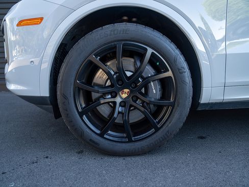 Certified 2025 Porsche Cayenne E-Hybrid AWD/4WD image 24