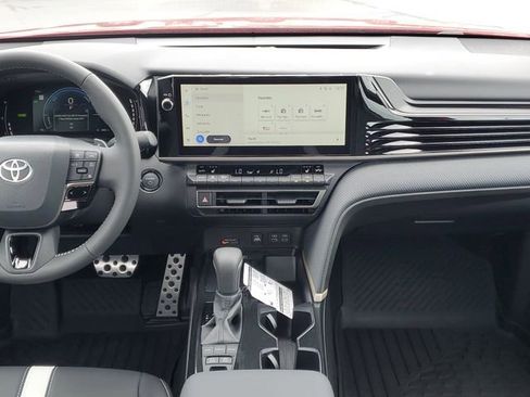 Used 2025 Toyota Camry SE image 28