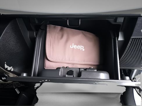 Used 2017 Jeep Wrangler Unlimited Sahara image 40