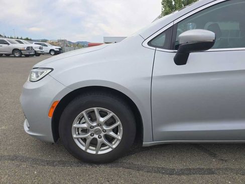 Used 2023 Chrysler Pacifica Touring-L FWD image 13