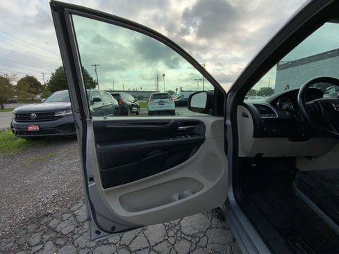 Used 2017 Dodge Grand Caravan SE FWD image 20