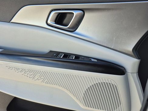 Used 2023 Kia Carnival LX image 8