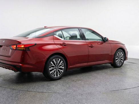 Used 2025 Nissan Altima 2.5 SV FWD image 9