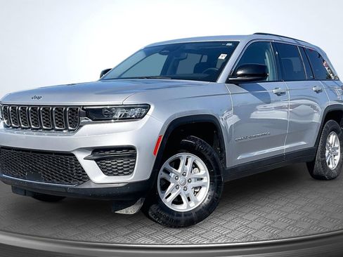 Used 2024 Jeep Grand Cherokee Laredo RWD image 12