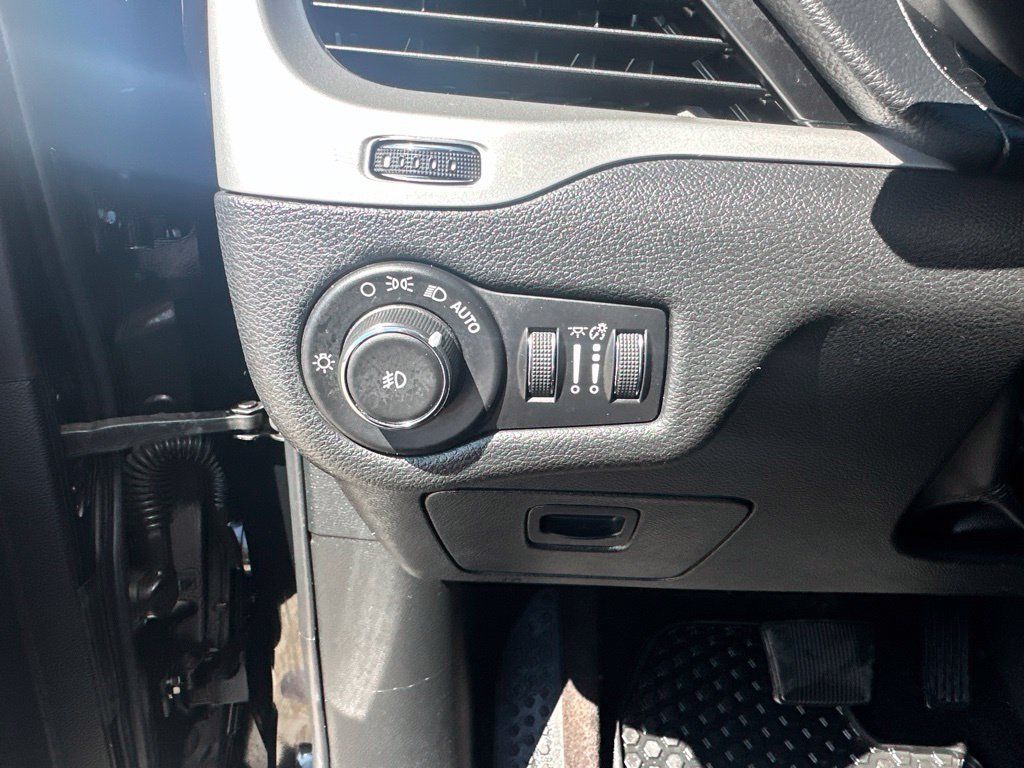 Used 2018 Jeep Cherokee Latitude Plus w/ Cold Weather Group AWD/4WD image 13