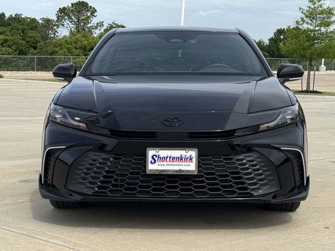 Used 2025 Toyota Camry SE FWD image 7