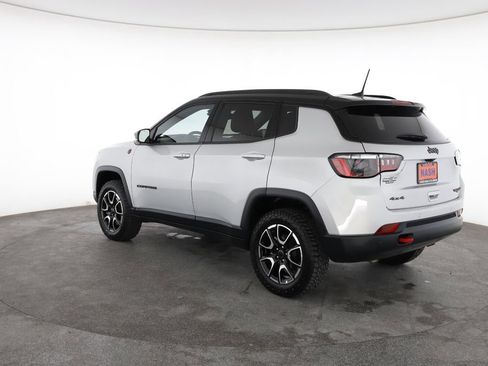 Used 2025 Jeep Compass Trailhawk AWD/4WD image 9