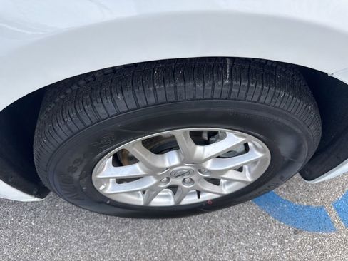 Used 2025 Chrysler Pacifica Select image 9