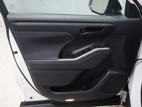 Used 2022 Toyota Highlander LE image 12