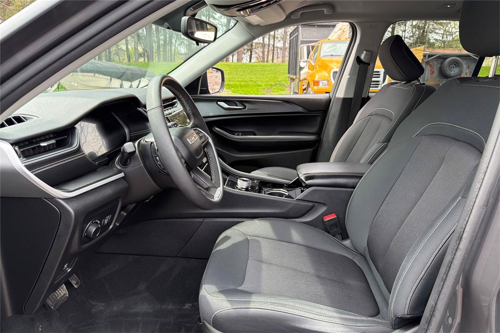 Used 2023 Jeep Grand Cherokee Laredo w/ Luxury Tech Group I AWD/4WD image 10