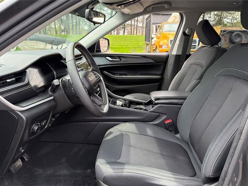 Used 2023 Jeep Grand Cherokee Laredo w/ Luxury Tech Group I AWD/4WD image 10
