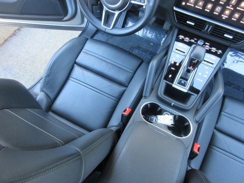 Used 2023 Porsche Cayenne image 18