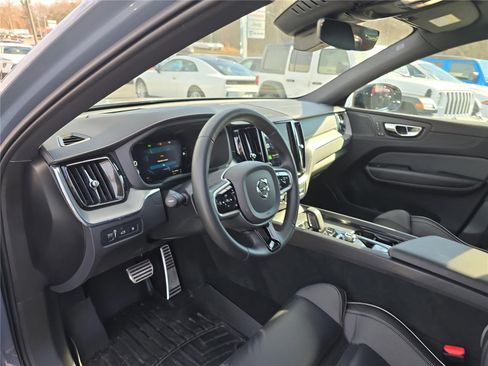 Used 2022 Volvo XC60 T8 R-Design image 22