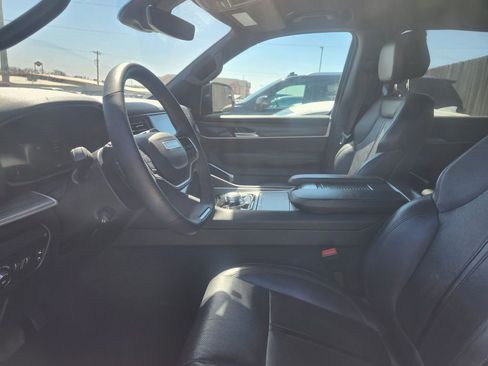 Used 2024 Jeep Wagoneer Series II w/ Flexible Seating Group image 21