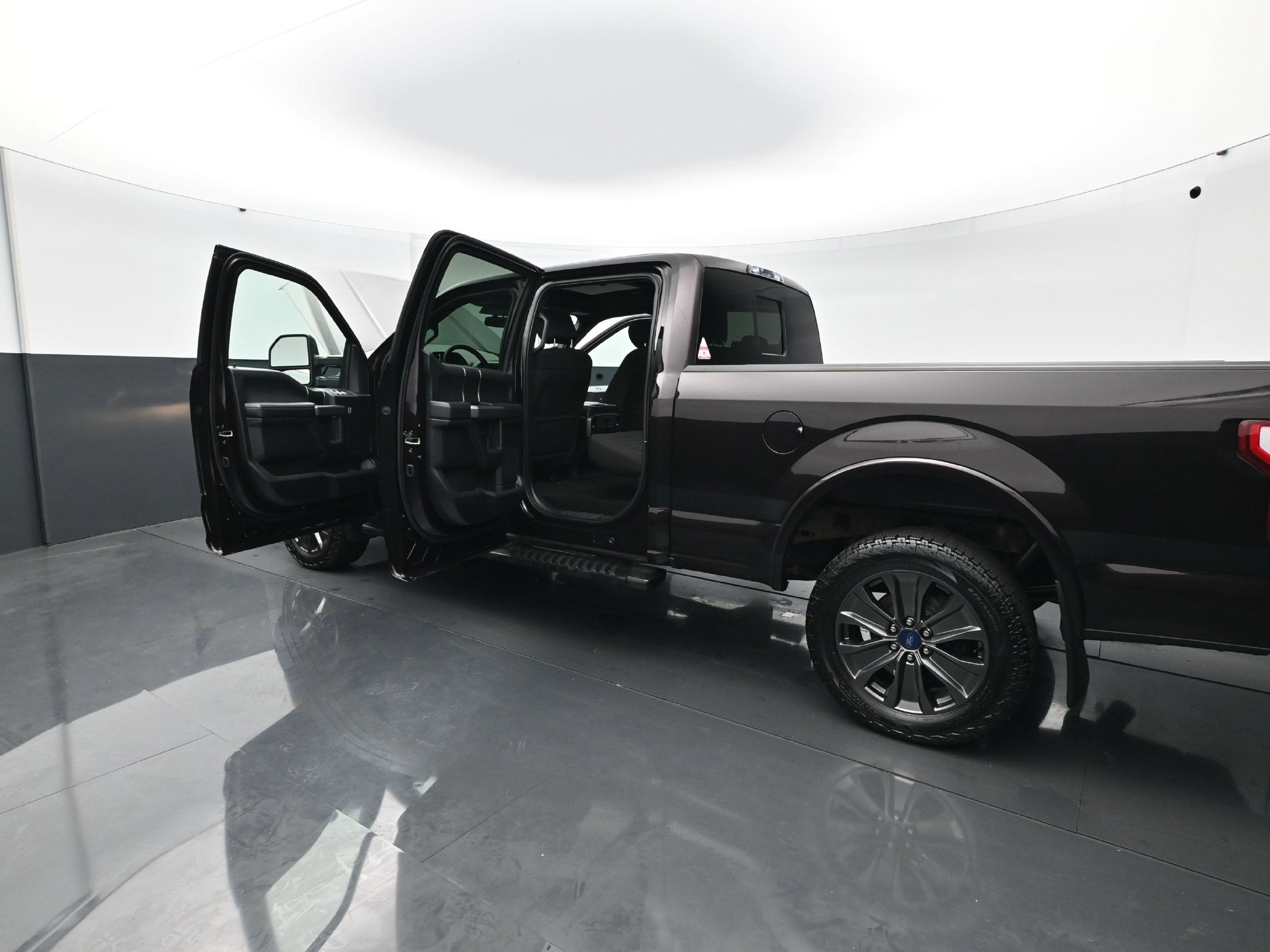 Used 2018 Ford F150 XLT w/ Equipment Group 302A Luxury AWD/4WD image 32