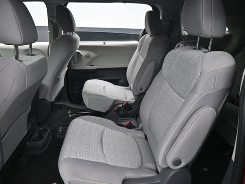 Used 2021 Toyota Sienna LE image 12