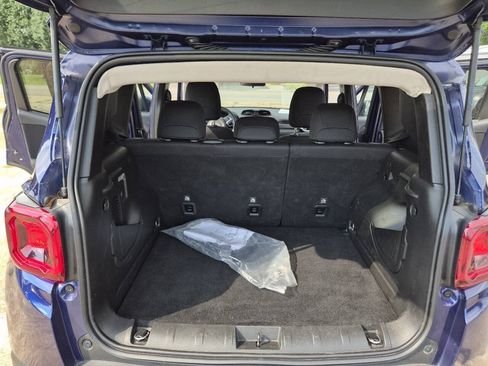 Used 2021 Jeep Renegade Latitude w/ Luxury Group I FWD image 14