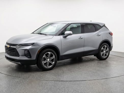 Used 2025 Chevrolet Blazer LT FWD image 3