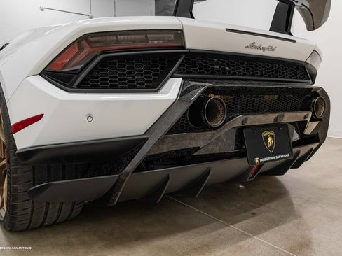 Used 2019 Lamborghini Huracan Performante AWD/4WD image 24