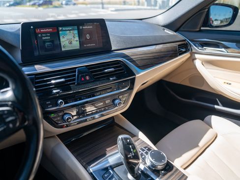 Used 2018 BMW 530i w/ Premium Package RWD image 14