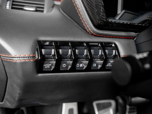 Used 2018 Lamborghini Aventador S image 38