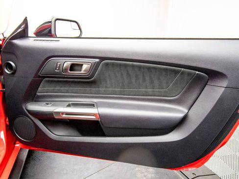 Used 2016 Ford Mustang Shelby GT350 w/ Technology Package image 29