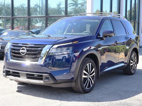 Used 2024 Nissan Pathfinder Platinum w/ Cargo Package image 11