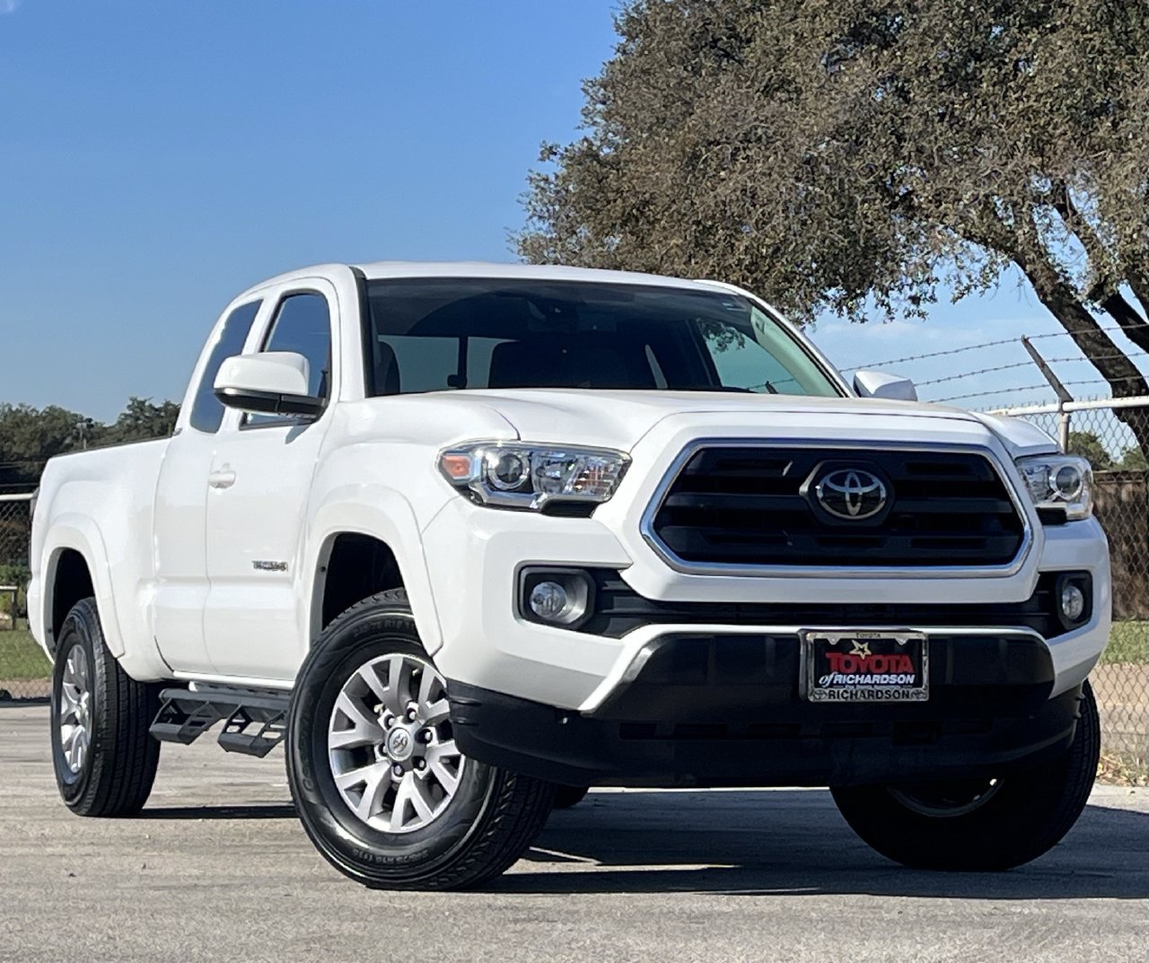 Used 2018 Toyota Tacoma SR5 AWD/4WD image 2