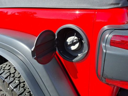 Used 2022 Jeep Wrangler Unlimited Rubicon w/ Xtreme Recon 35" Tire Package AWD/4WD image 13
