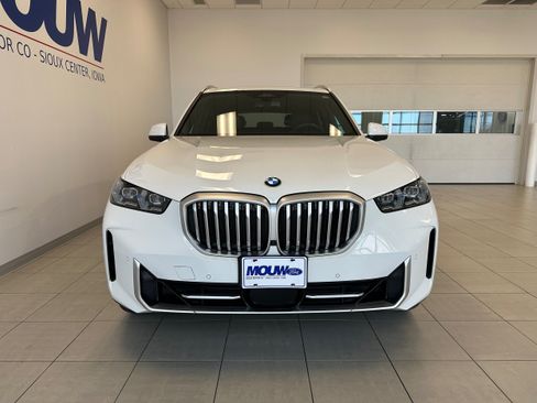 Used 2024 BMW X5 xDrive40i w/ Premium Package AWD/4WD image 3