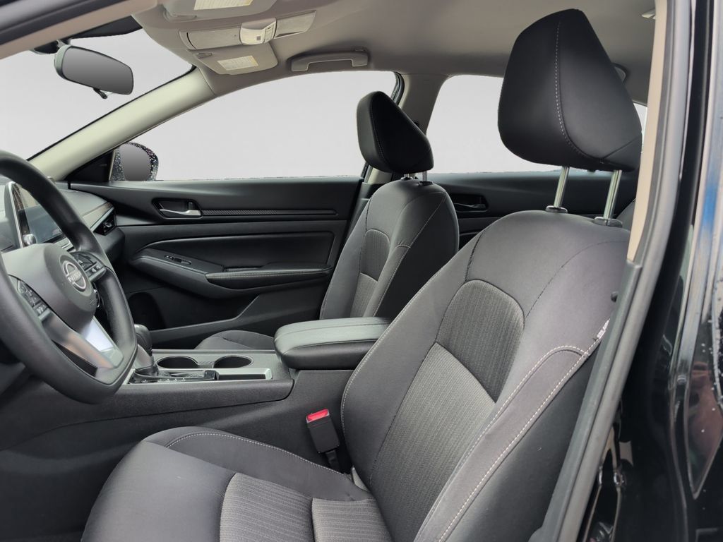 Used 2025 Nissan Altima 2.5 SV FWD image 17