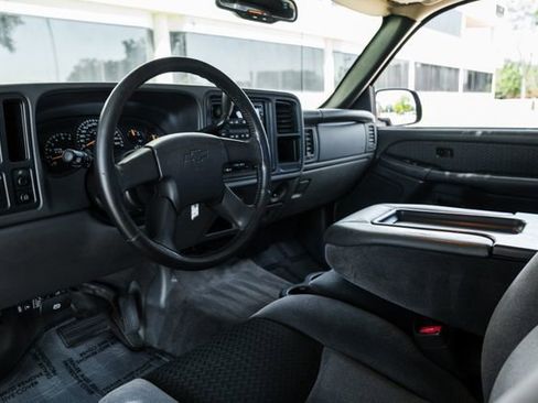 Used 2004 Chevrolet Avalanche 2WD image 2