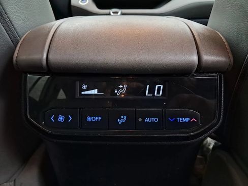 Used 2021 Toyota Highlander XLE FWD image 26