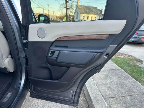 Used 2017 Land Rover Discovery HSE image 40