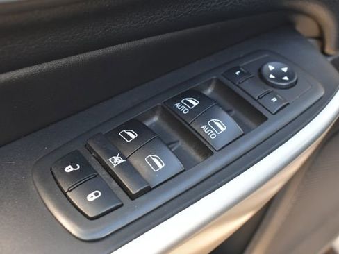 Used 2018 Jeep Cherokee Trailhawk w/ Cold Weather Group AWD/4WD image 17