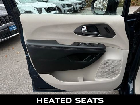 Used 2024 Chrysler Pacifica Touring-L image 6